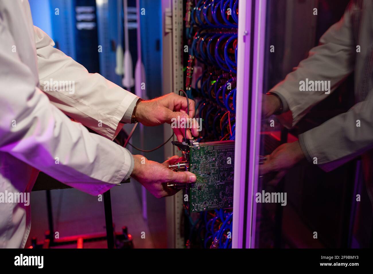 Gros plan d'un homme méconnaissable dans une blouse de laboratoire pour  l'insertion d'un serveur lame dans l'armoire tout en améliorant  l'efficacité du réseau Photo Stock - Alamy