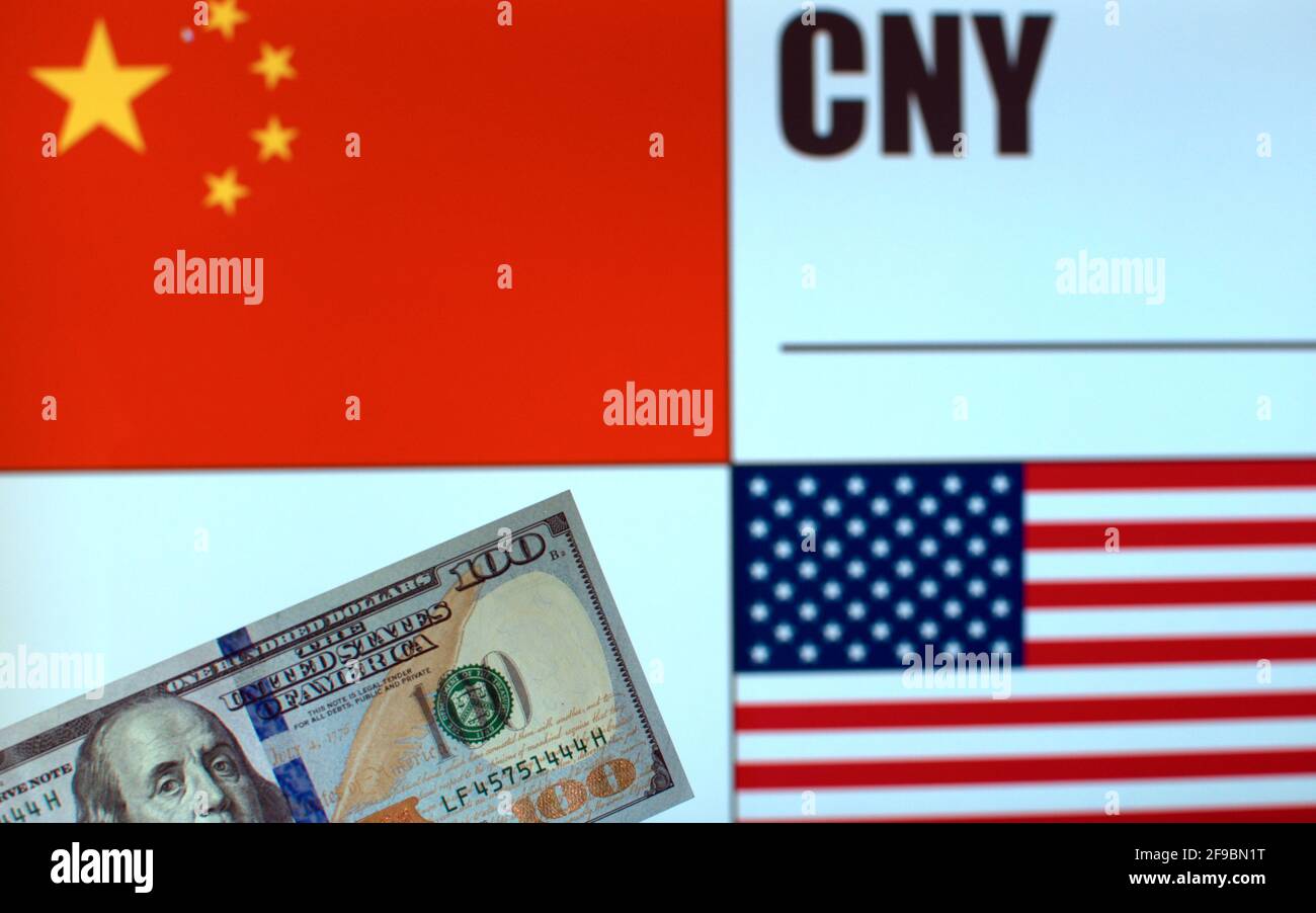 100 billets de banque en dollars américains sur fond flou des drapeaux chinois et américains et du code monétaire de la Chine. Modèle de taux de change Banque D'Images