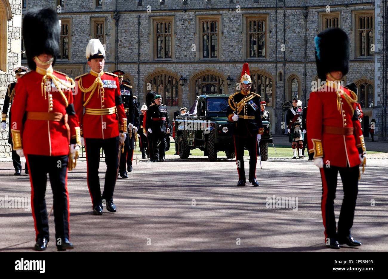 Le Land Rover Defender portant le cercueil du duc d'Édimbourg lors des funérailles du duc d'Édimbourg au château de Windsor, dans le Berkshire. Date de la photo: Samedi 17 avril 2021. Banque D'Images