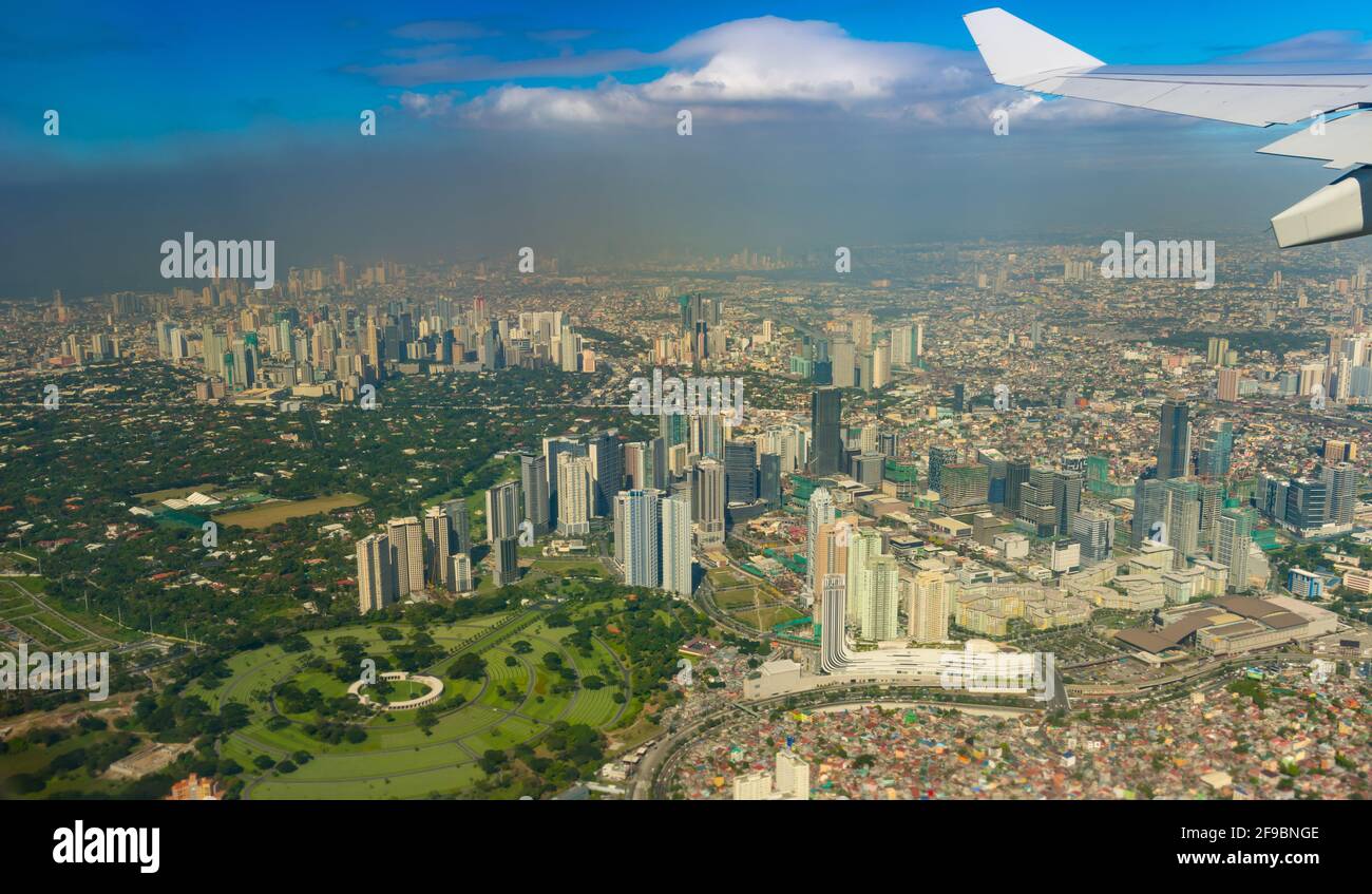 Vue depuis l'avion des maisons de Manille, Philippines. Banque D'Images