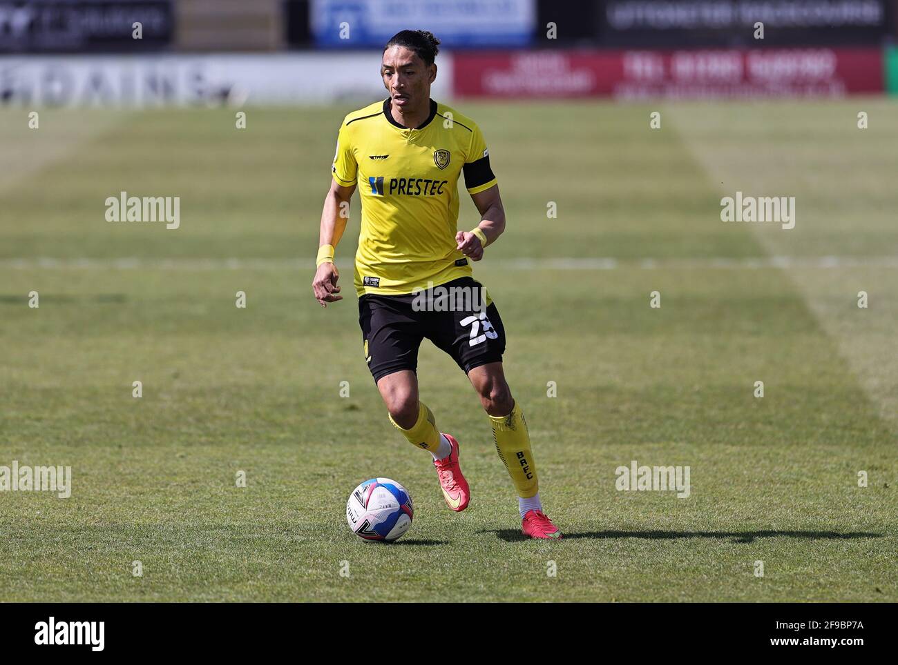 BURTON ON TRENT, ROYAUME-UNI. 17 AVRIL : Sean Clare de Burton Albion en action lors du match de la Sky Bet League 1 entre Burton Albion et Plymouth Argyle au stade Pirelli, Burton Upon Trent, samedi 17 avril 2021. (Crédit : James HolyOak | MI News) crédit : MI News & Sport /Alay Live News Banque D'Images