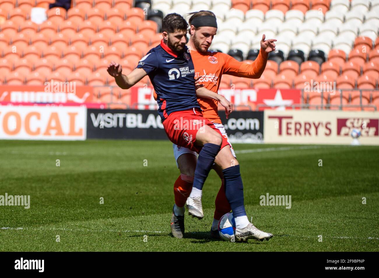 BLACKPOOL, ROYAUME-UNI. APRI 17TH Jordan Jones de Sunderland AFC s'attaque à Luke Garbutt de Blackpool FC lors du match Sky Bet League 1 entre Blackpool et Sunderland à Bloomfield Road, Blackpool le samedi 17 avril 2021. (Credit: Ian Charles | MI News) Credit: MI News & Sport /Alay Live News Banque D'Images