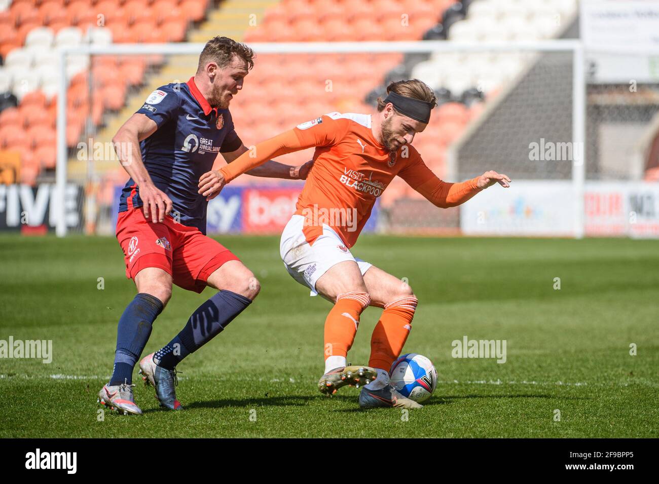 BLACKPOOL, ROYAUME-UNI. APRI 17TH Jordan Jones de Sunderland AFC s'attaque à Luke Garbutt de Blackpool FC lors du match Sky Bet League 1 entre Blackpool et Sunderland à Bloomfield Road, Blackpool le samedi 17 avril 2021. (Credit: Ian Charles | MI News) Credit: MI News & Sport /Alay Live News Banque D'Images