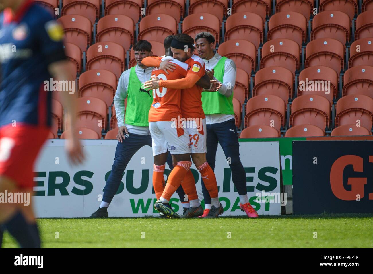 BLACKPOOL, ROYAUME-UNI. APRI 17TH Luke Garbutt de Blackpool FC marque le premier but de son côté du jeu et célèbre avec son coéquipier lors du match Sky Bet League 1 entre Blackpool et Sunderland à Bloomfield Road, Blackpool le samedi 17 avril 2021. (Credit: Ian Charles | MI News) Credit: MI News & Sport /Alay Live News Banque D'Images