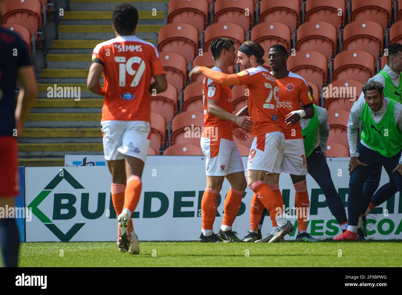 BLACKPOOL, ROYAUME-UNI. APRI 17TH Luke Garbutt de Blackpool FC marque le premier but de son côté du jeu et célèbre avec son coéquipier lors du match Sky Bet League 1 entre Blackpool et Sunderland à Bloomfield Road, Blackpool le samedi 17 avril 2021. (Credit: Ian Charles | MI News) Credit: MI News & Sport /Alay Live News Banque D'Images