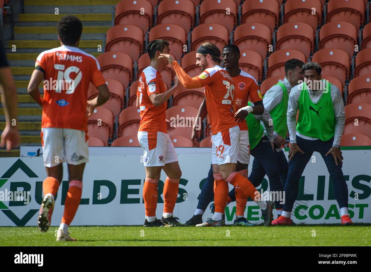 BLACKPOOL, ROYAUME-UNI. APRI 17TH Luke Garbutt de Blackpool FC marque le premier but de son côté du jeu et célèbre avec son coéquipier lors du match Sky Bet League 1 entre Blackpool et Sunderland à Bloomfield Road, Blackpool le samedi 17 avril 2021. (Credit: Ian Charles | MI News) Credit: MI News & Sport /Alay Live News Banque D'Images