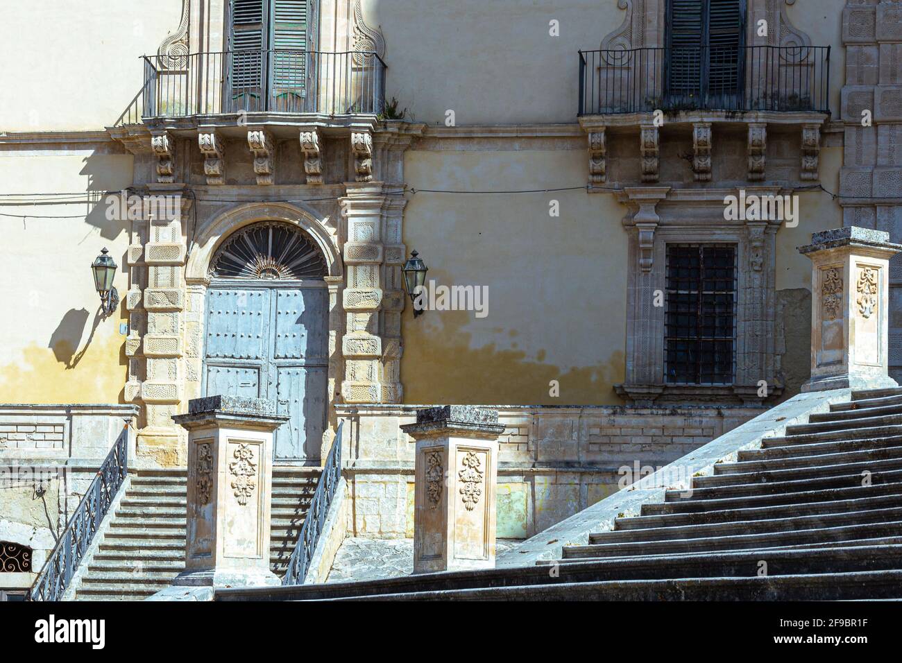 Modica (Sicile) : escalier baroque sicilien dans la ville ancienne Banque D'Images
