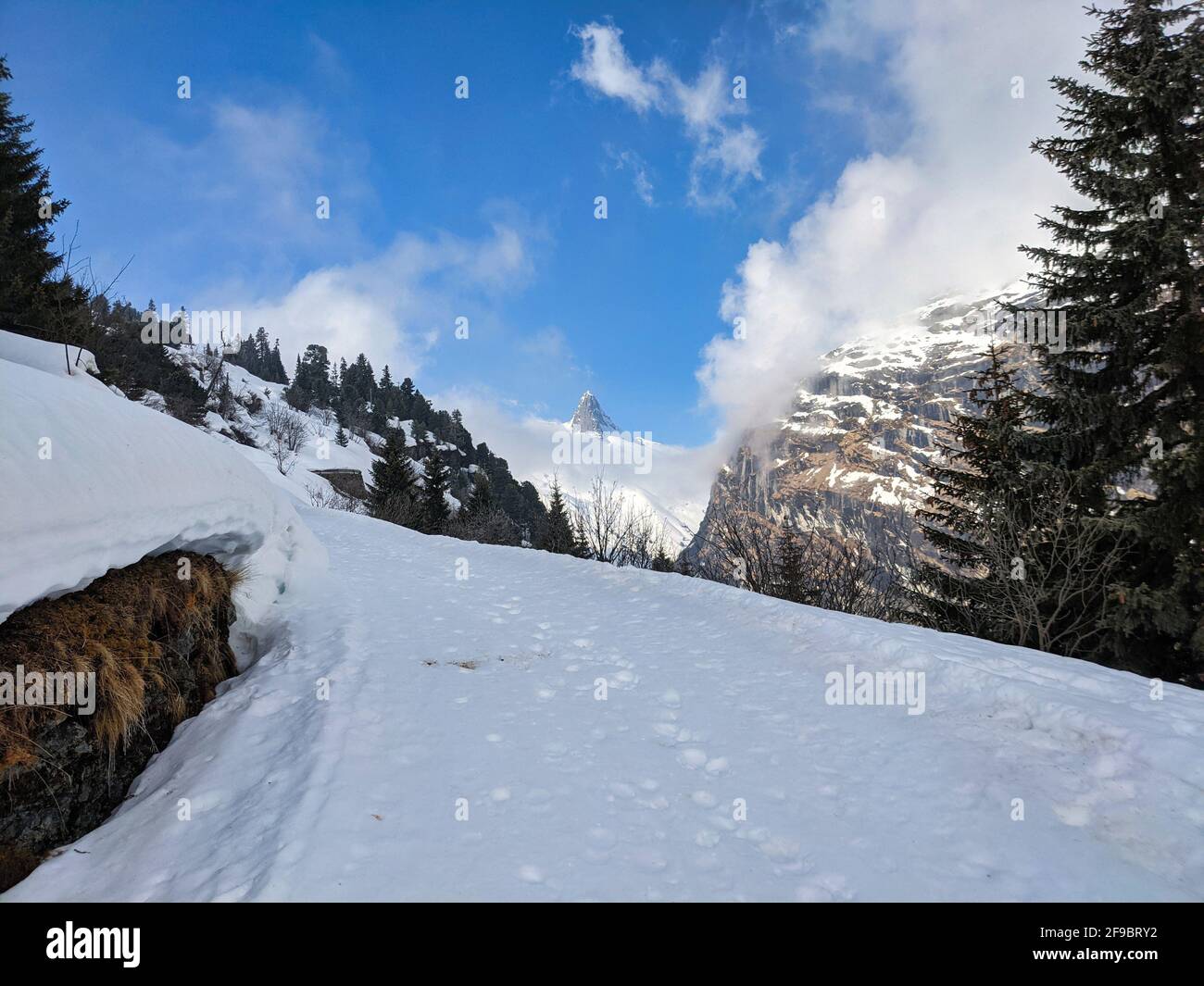 Le Zervreilahorn entre les nuages. Le Bundner matterhorn. Excursion de ski sur le Fanellhorn lors d'une belle journée d'hiver Banque D'Images
