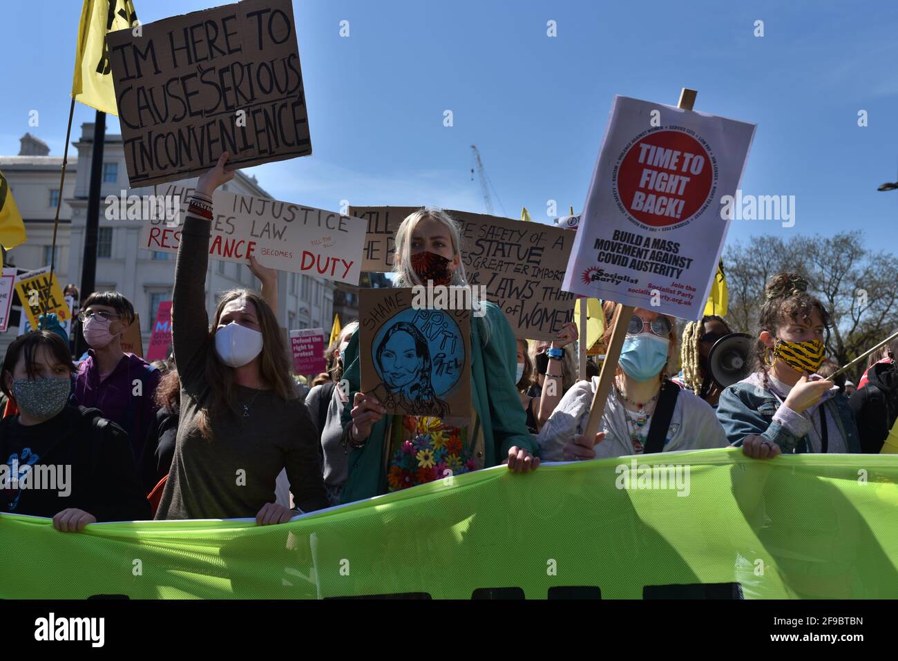 Londres, Royaume-Uni. 17 avril 2021. Les manifestants lors de la manifestation « tuer le projet de loi », qui comprend une variété de groupes, de la rébellion d'extinction, de la Black Lives Matter et des antifascistes rassemblés contre le projet de loi du gouvernement sur la police, la criminalité, la peine et les tribunaux. Credit: Andrea Domeniconi/Alay Live News Banque D'Images