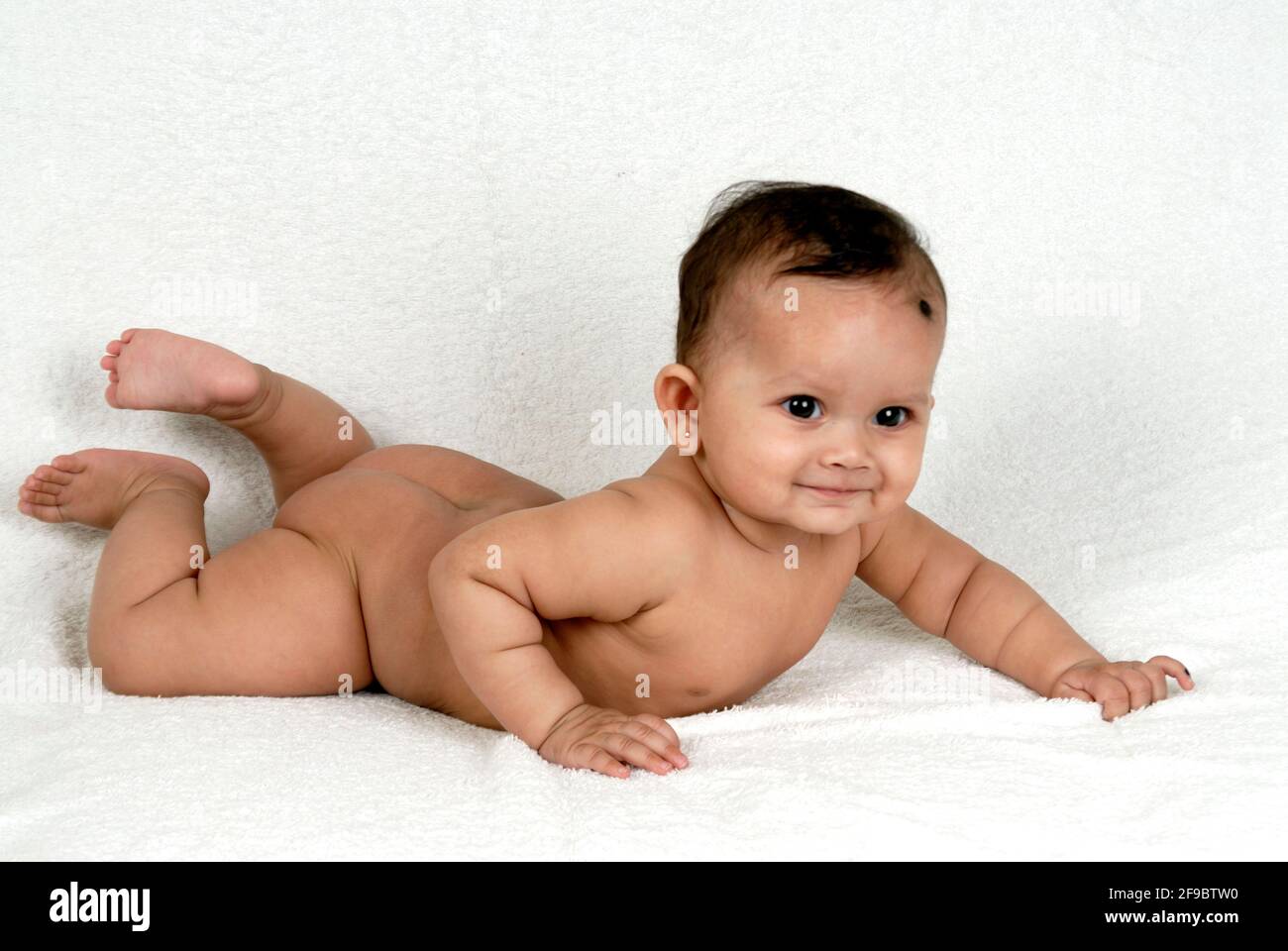 Mumbai Maharashtra Inde Asie Fevrier 01 09 Portrait D Indien Petit Bebe Mignon Souriant Sur Fond Blanc Photo Stock Alamy