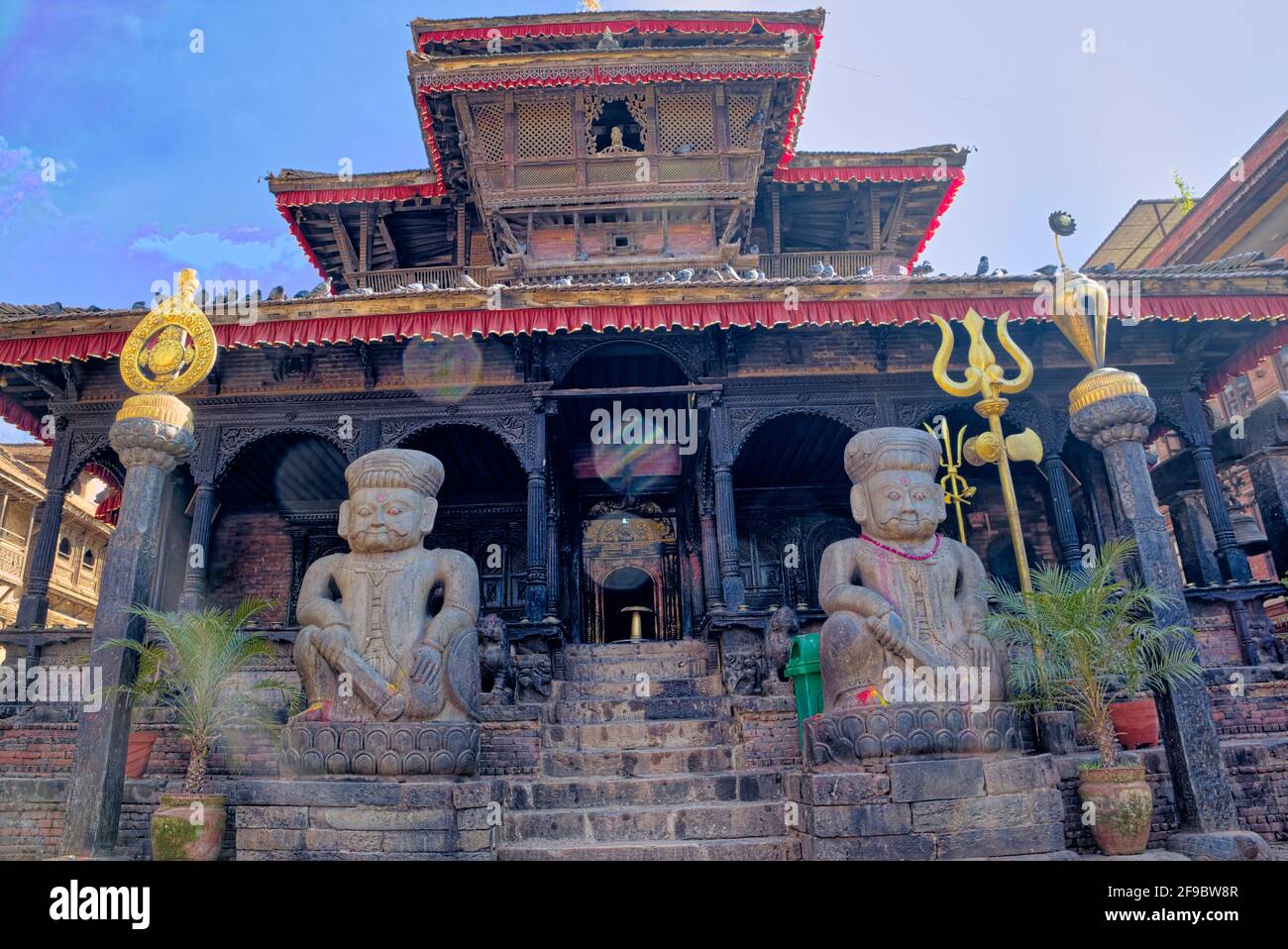 Temple de Dattatreya sur la place de Dattatreya, Bhaktapur devant une colonne de Garuda se dresse l'un des plus anciens temples de Bhaktapur. Le temple a été construit Banque D'Images