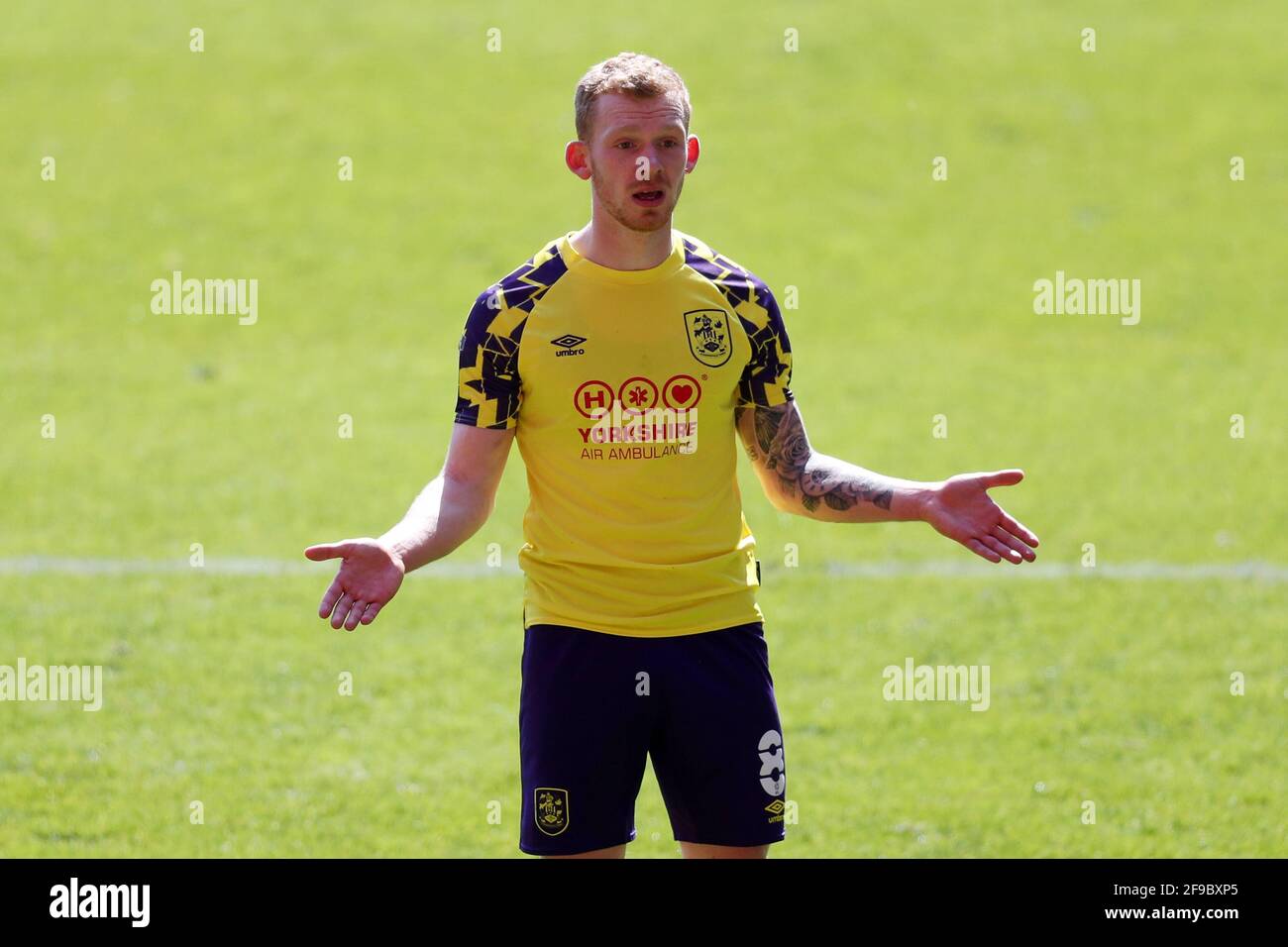 Lewis O'Brien, de Huddersfield Town, soutient l'arbitre lors du match du championnat Sky Bet à City Ground, Nottingham. Date de la photo: Samedi 17 avril 2021. Banque D'Images