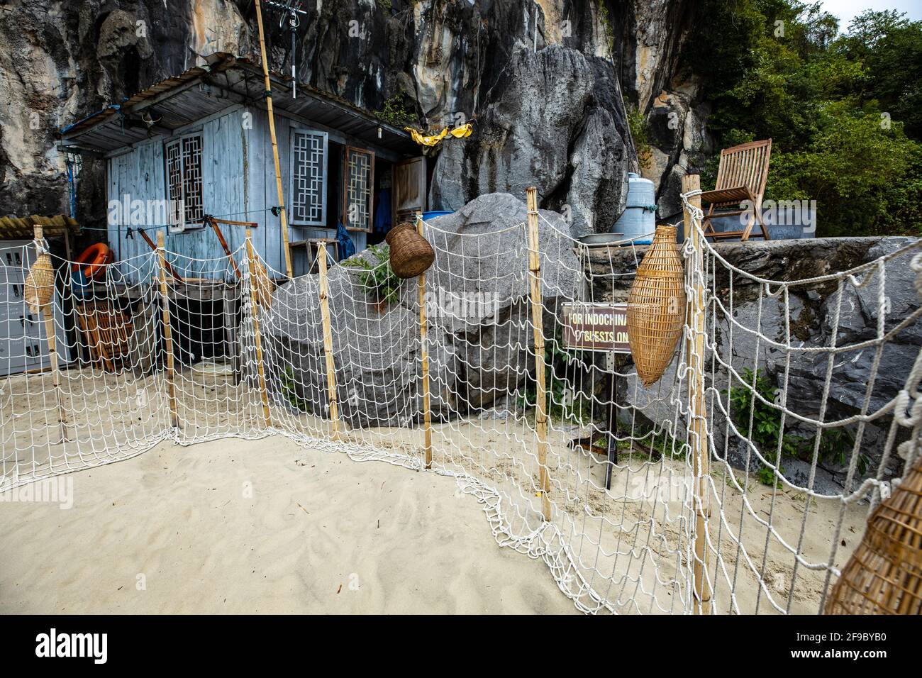 Maison de pêcheur dans la baie de Halong du Vietnam Banque D'Images