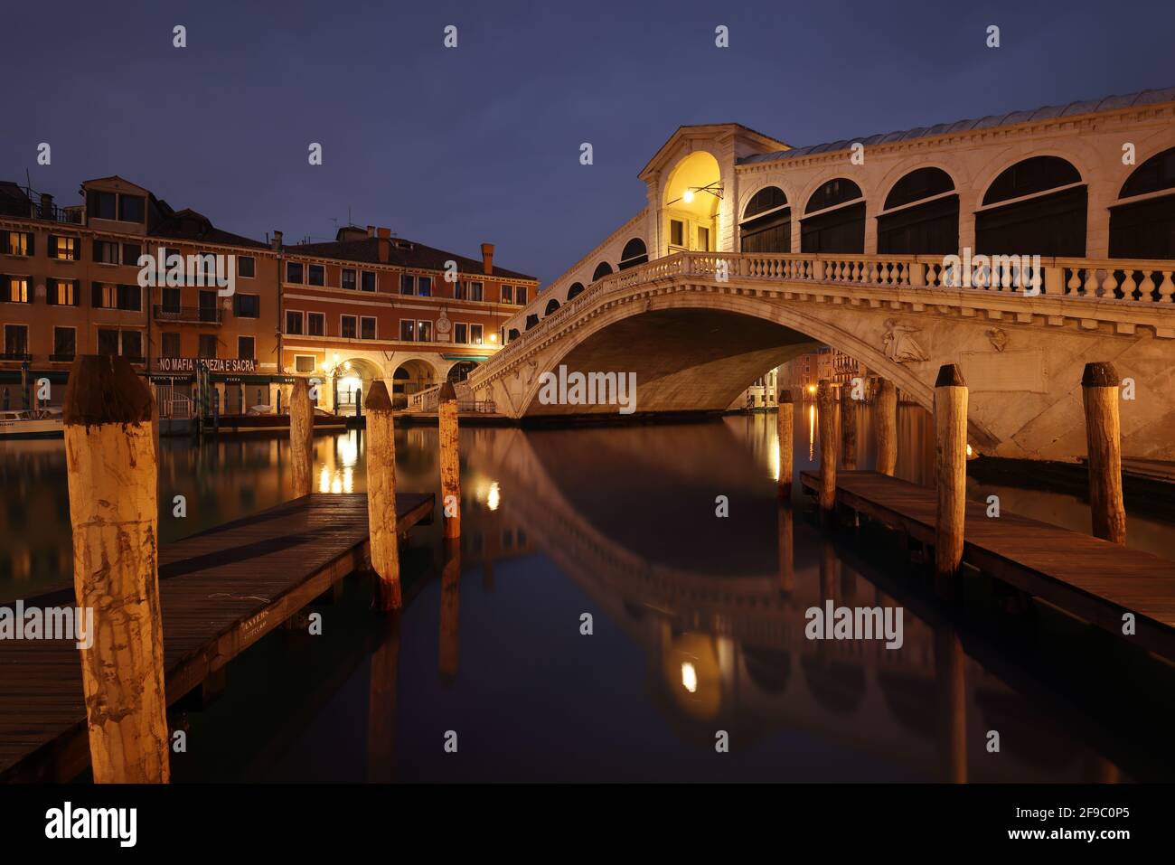 Venise, Canal Grande et Ponte di Rialto, Italie Banque D'Images