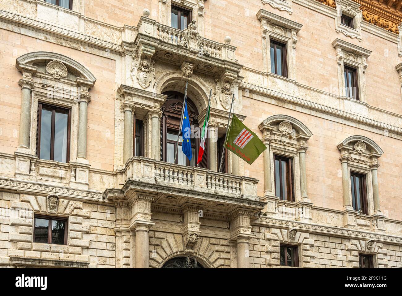 Palazzo Cesaroni, quartier général régional de l'Ombrie. Les drapeaux de la communauté européenne, le tricolore italien et le drapeau de la région de l'Ombrie. Pérouse Banque D'Images