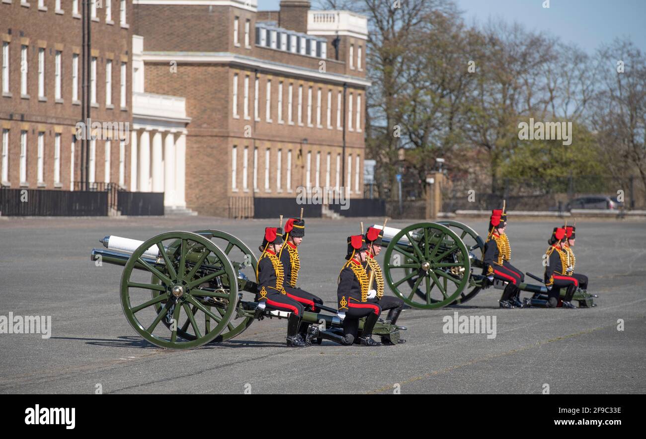 King George VI Lines, Woolwich Barracks, Londres, Royaume-Uni. 17 avril 2021. La troupe du roi Royal Horse Artillery marque le Silence national de 15.00 de la minute BST en mémoire du prince Philip Duke d’Édimbourg, en tirant le fusil de la minute au début et à la fin du Silence dans les casernes de Woolwich. Crédit : Malcolm Park/Alay Live News. Banque D'Images