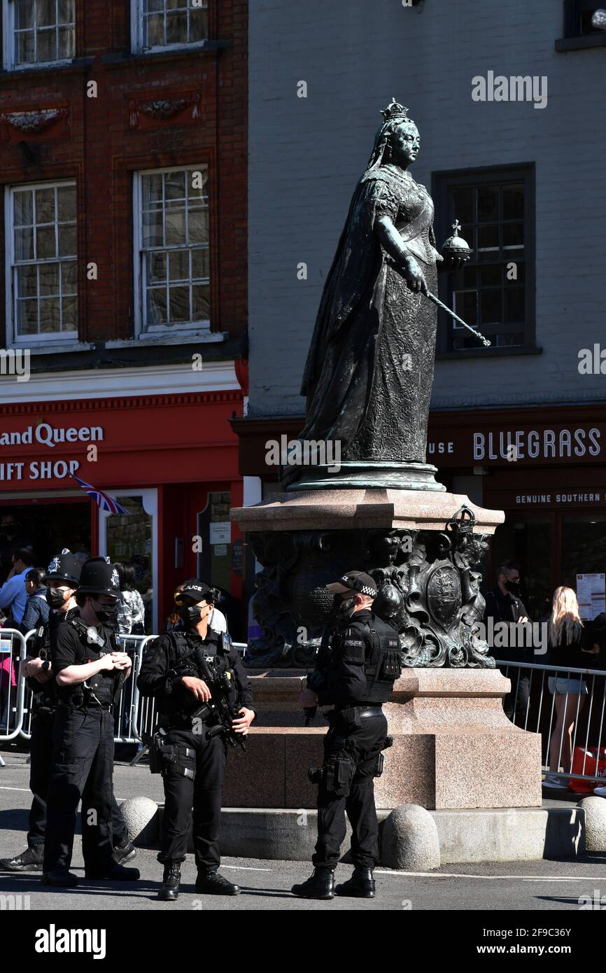 Windsor, Royaume-Uni. 17 avril 2021. Foule devant le château de Windsor pour les funérailles du Prince Phillip. Credit: JOHNNY ARMSTEAD/Alamy Live News Banque D'Images