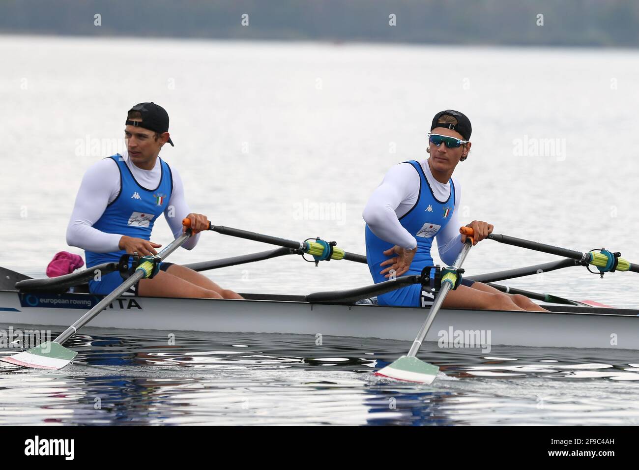 Luca Chiumento et Nicolo Carucci d'Italie rivalisent dans le Double Sculpls pour hommes demi-finale A/B 1 le jour 2 à Les championnats européens d'aviron au lac va Banque D'Images