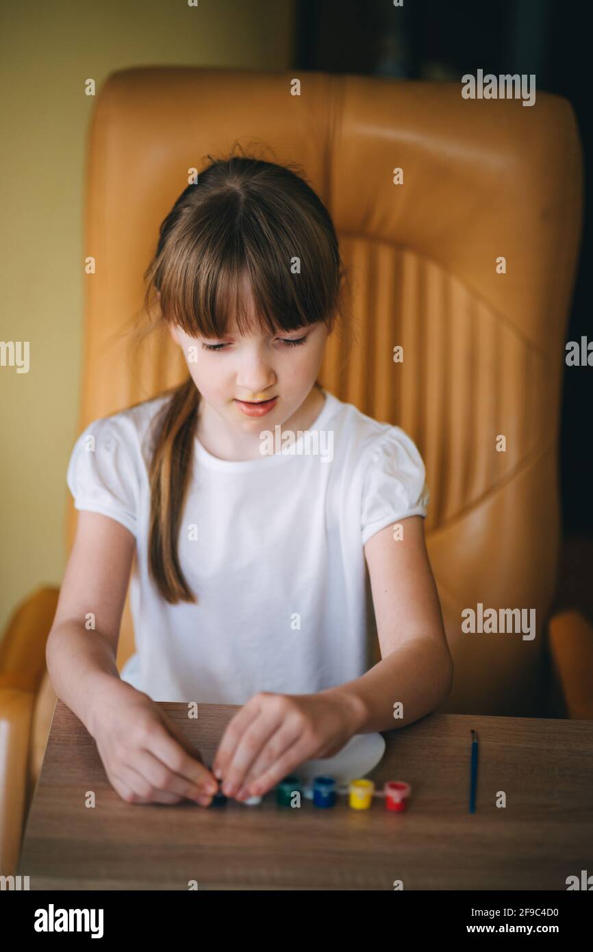 La fille se prépare à peindre Banque D'Images