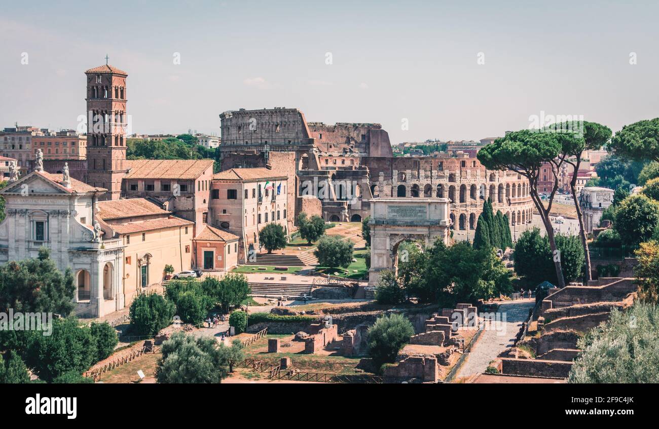 Vue panoramique sur le Forum romain avec Colisée en arrière-plan Banque D'Images