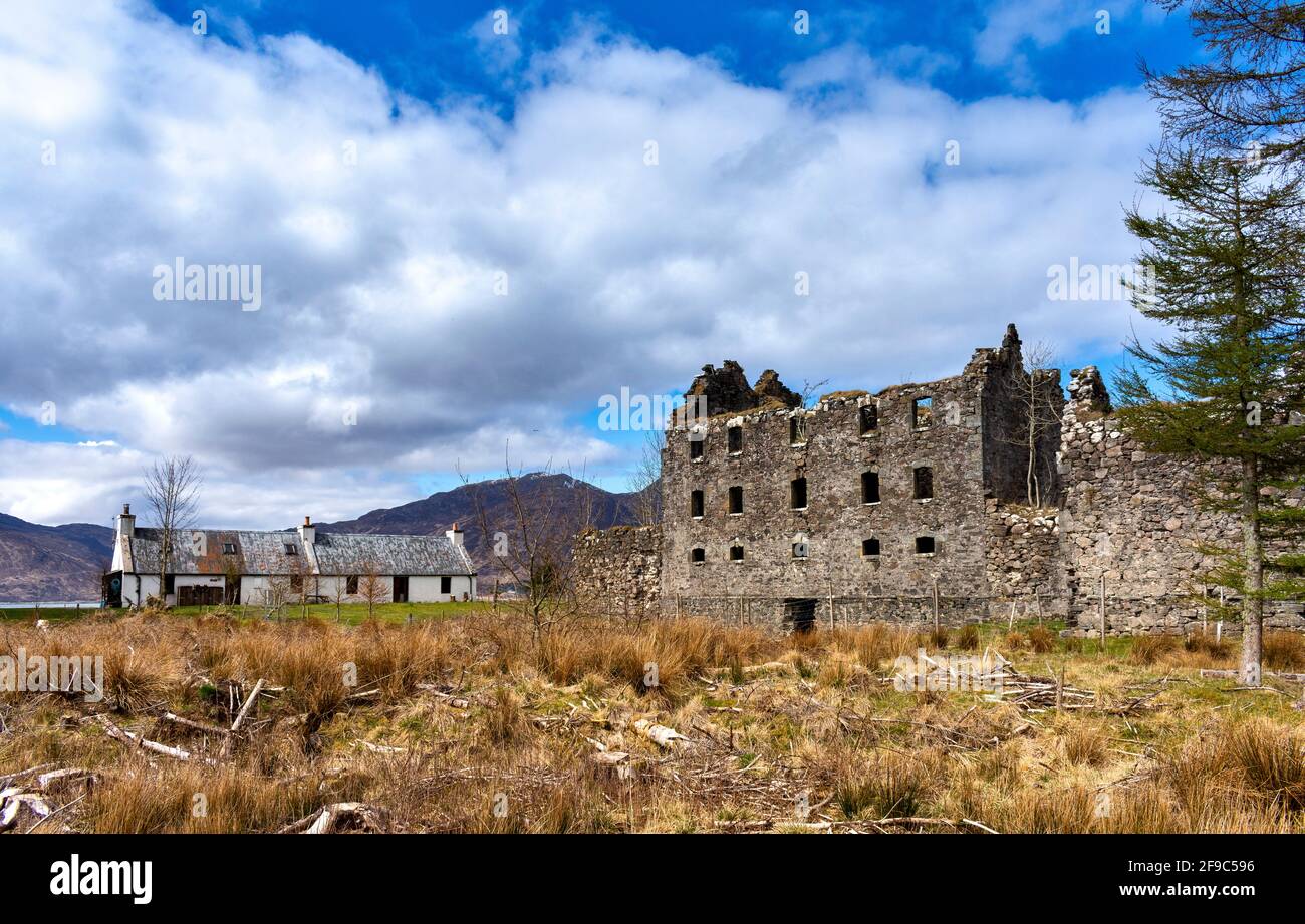 CASERNES BERNERA GLENELG SCOTLAND LE GÎTE DU BLOC SUD ET CASERNES AVEC DES COLLINES DE SKYE DERRIÈRE Banque D'Images