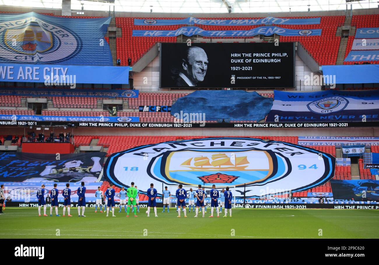 Les joueurs de Chelsea et de Manchester City se tiennent pour une minute de silence en mémoire du duc d'Édimbourg dont les funérailles ont eu lieu aujourd'hui, avant le match de demi-finale de la FA Cup au stade Wembley, à Londres. Date de la photo: Samedi 17 avril 2021. Banque D'Images