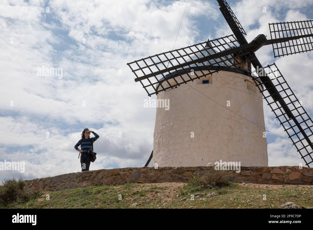 Consuegra. 17 avril 2021. Un homme voit les moulins à vent de Consuegra, Espagne, sur Apirl 17, 2021. Le moulin à vent est l'un des paysages représentatifs de la région Castille-la Manche en Espagne. Credit: Meng Dingbo/Xinhua/Alay Live News Banque D'Images