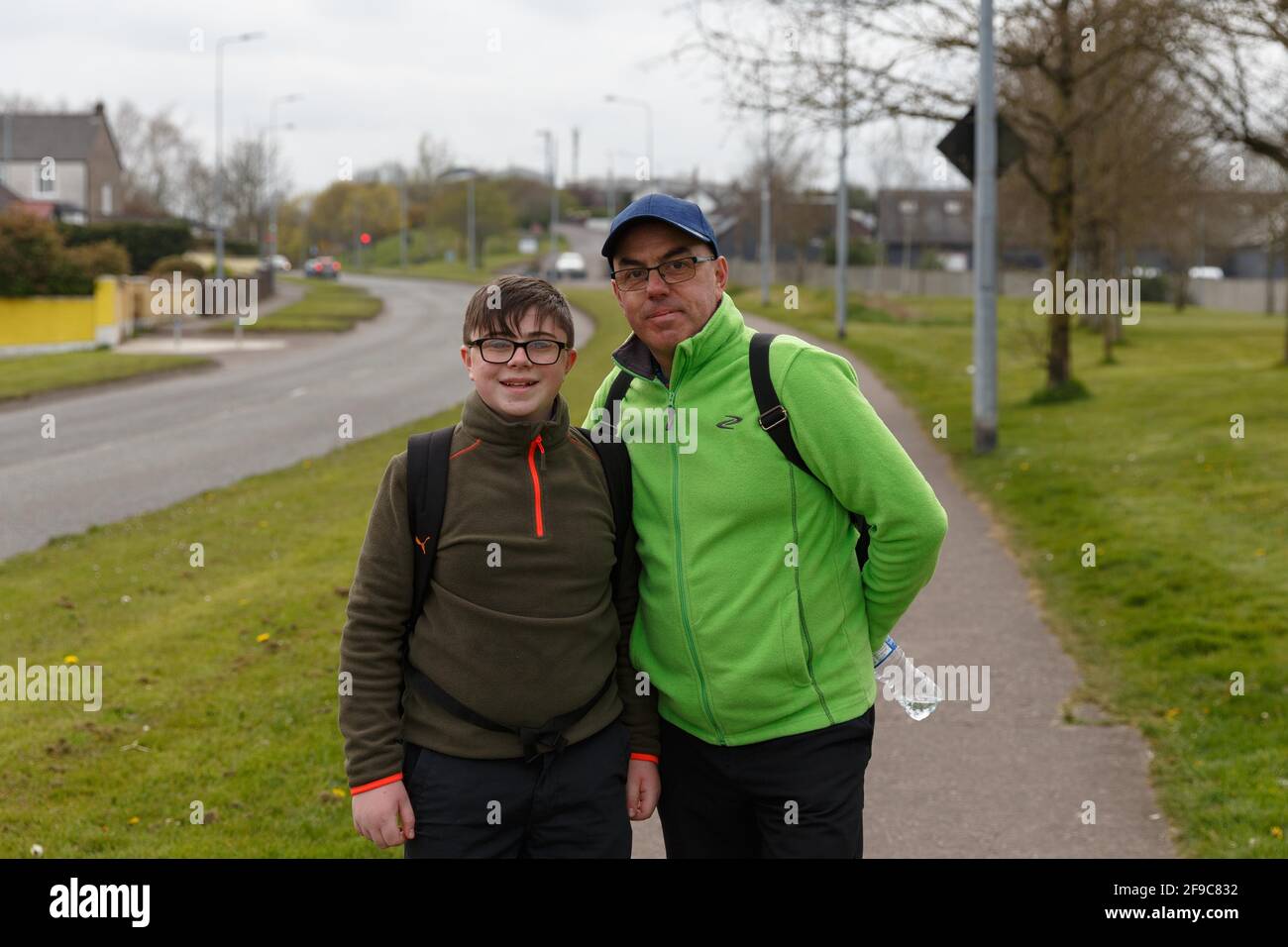 Cork, Irlande, le 17 avril 2021 John Mulcahy marche 50 miles en soutien de la Chaile Africa Charity, Cork, Irlande. Eoghan et John Mulcahy, photographiés (LToR), ont encore 6 miles dans leur marche caritative qui les voit marcher 25 et 50 miles respectivement autour de la région de Ballyvolane aujourd'hui. John Mulcahy marche aujourd'hui à 50 miles autour de la région de Ballyvolane pour soutenir le Chaile Afrique qui est une organisation caritative mise en place par Corkman Derry Desmond local qui collecte des fonds pour des projets au Kenya. Derry participe au défi en marchant dans la vallée du Rift au Kenya. Leur objectif est de recueillir 1600 € Banque D'Images