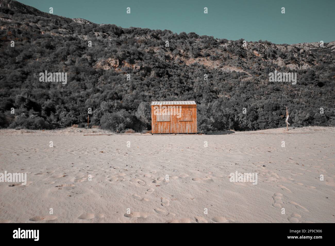 Cabane jaune en bois sur la plage Banque D'Images