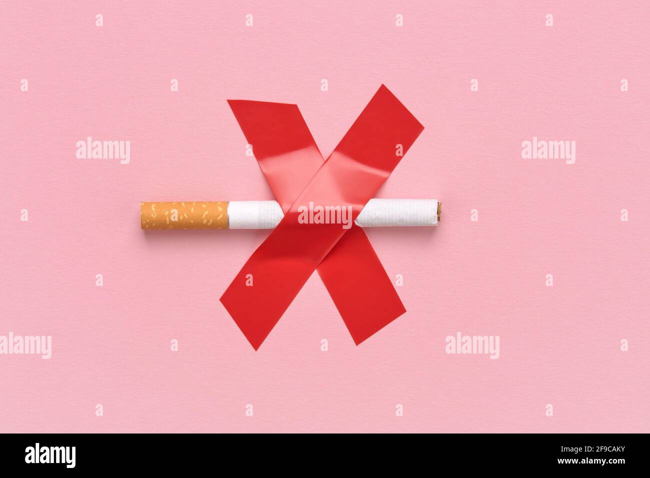 Une Cigarette Barree D Une Croix Un Panneau Rouge Interdit De Fumer Photo Stock Alamy