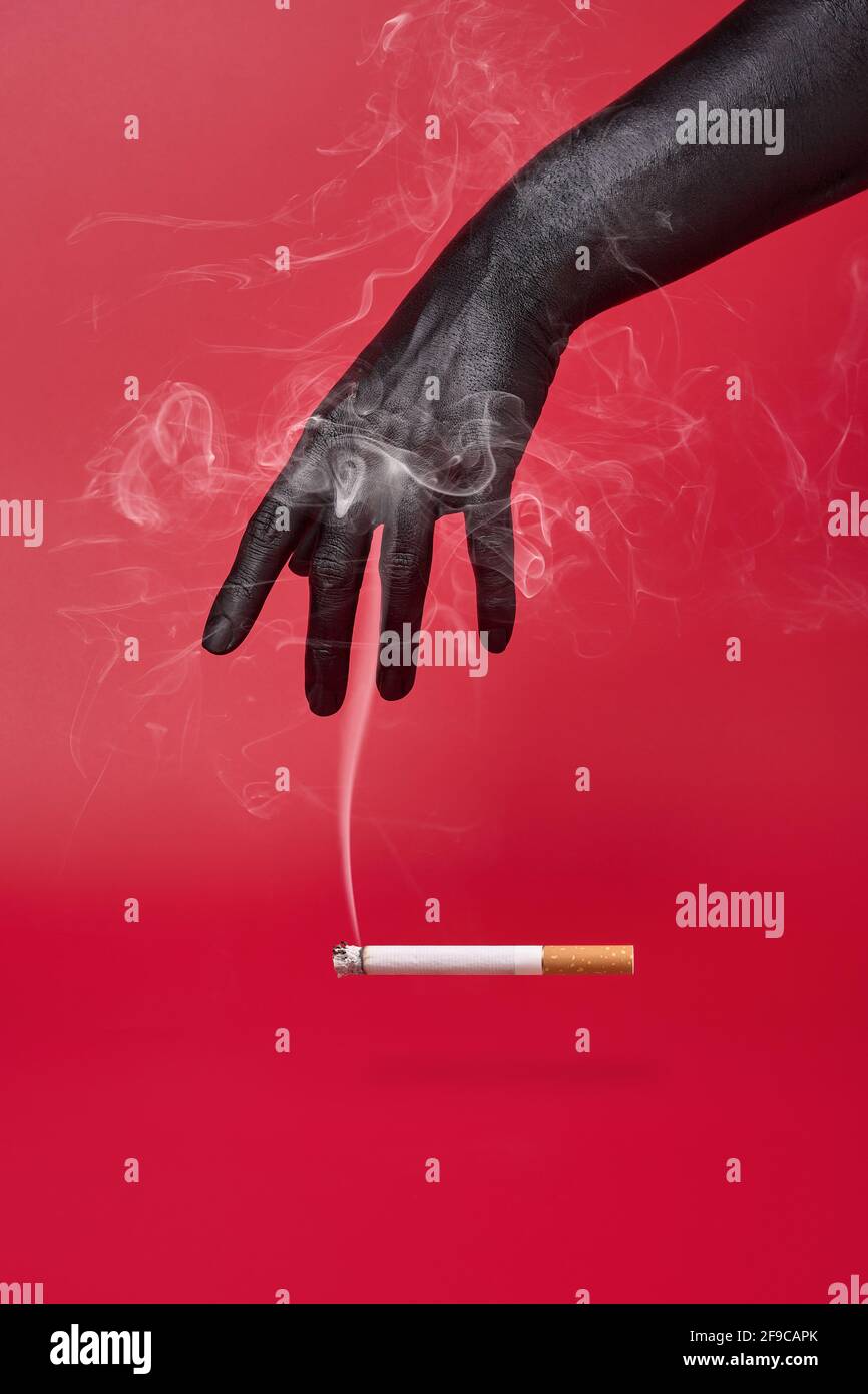 Main peinte et mauvais effets du tabagisme et de la fumée de cigarette, sec, peau endommagée concept. Banque D'Images