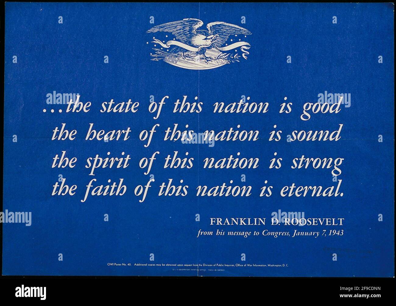 Une affiche de la Seconde Guerre mondiale américaine utilisant des slogans patriotiques pour gagner du soutien Pour l'effort de guerre avec un message du Président Rooselvelt Banque D'Images