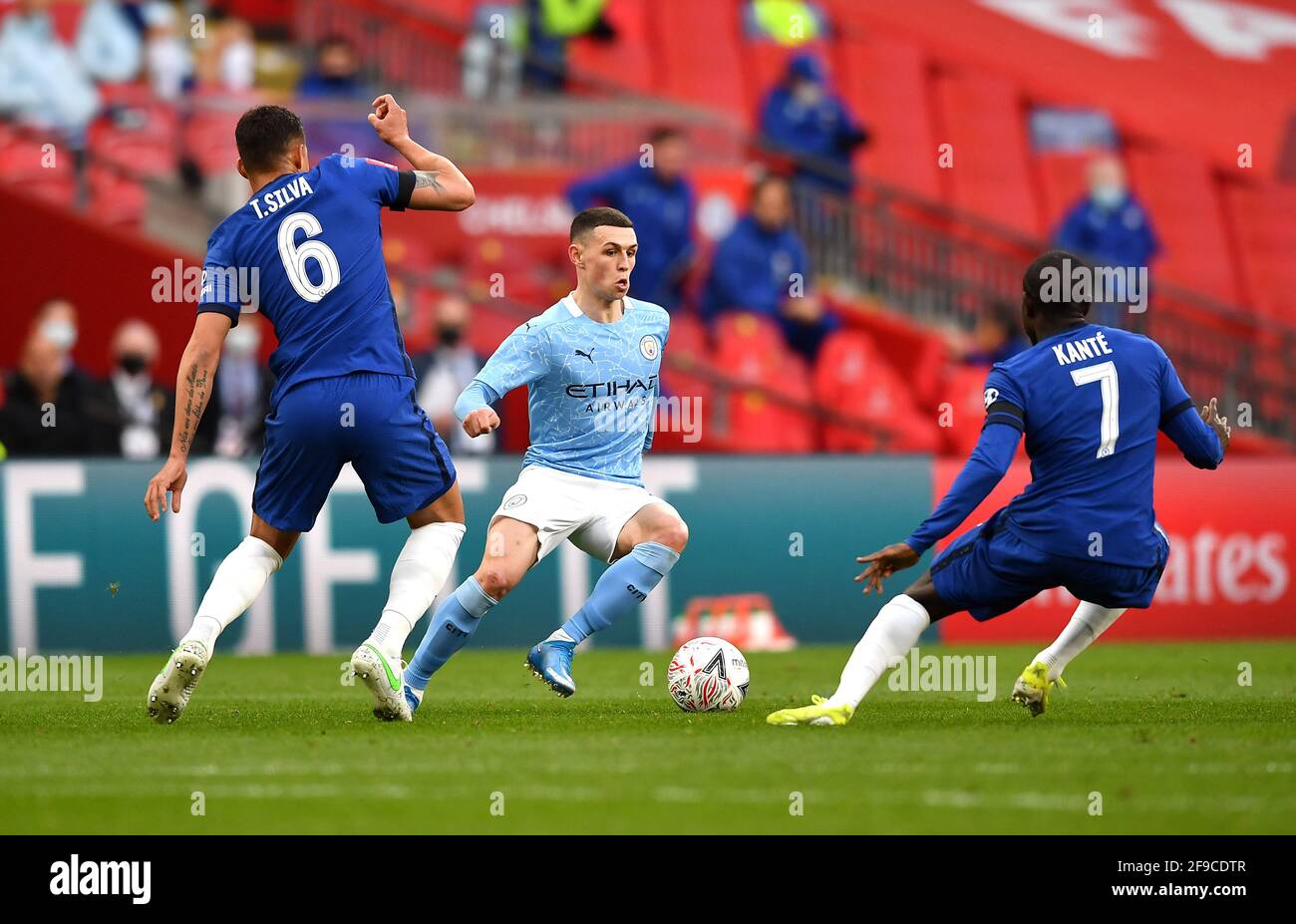 Phil Foden de Manchester City (au centre) lutte pour le ballon avec Thiago Silva (à gauche) de Chelsea et n'Golo Kante lors du demi-finale de la coupe FA au stade Wembley, Londres. Date de la photo: Samedi 17 avril 2021. Banque D'Images