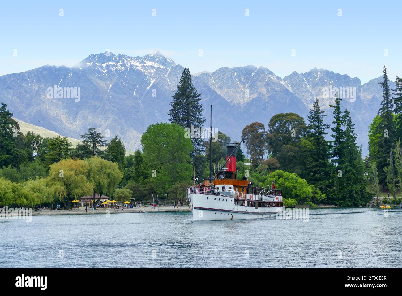 Impression incluant un bateau à vapeur autour du lac Wakatipu à la Île du Sud en Nouvelle-Zélande Banque D'Images