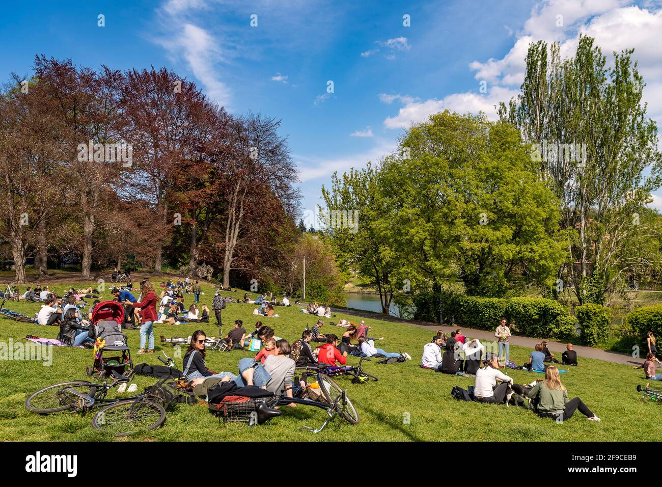 Turin, Italie. 17 avril 2021. Turin Orange zone - Printemps les gens au parc Valentino pendant la pandémie - les gens après une année de restrictions veulent être à l'extérieur et aujourd'hui semble comme un jour de printemps normal, comme s'il n'y a pas de pandémie Credit: Realy Easy Star/Alamy Live News Banque D'Images