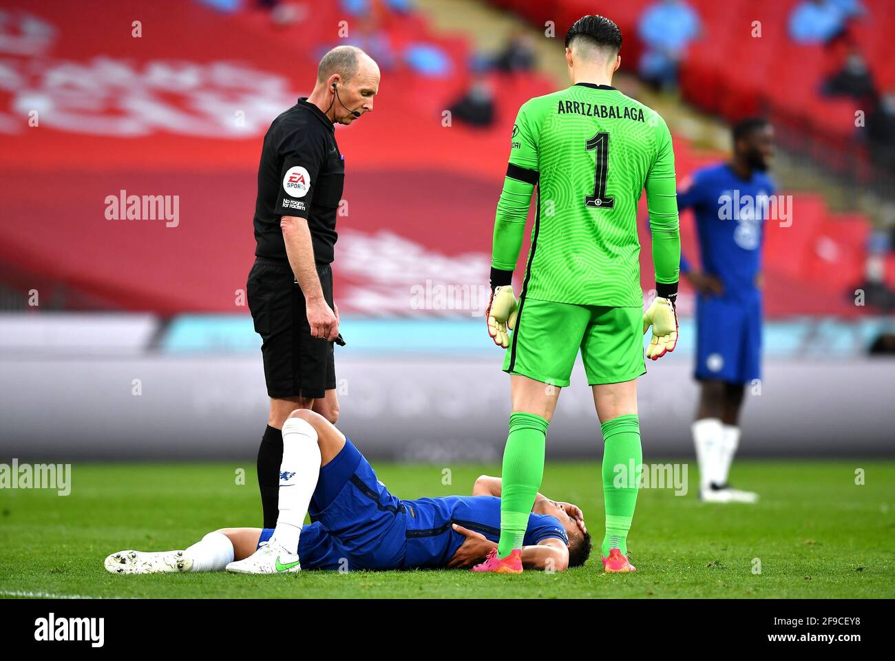 Thiago Silva de Chelsea apparaît inimé comme l'arbitre Mike Dean (à gauche) regarde pendant le match de demi-finale de la coupe FA au stade Wembley, Londres. Date de la photo: Samedi 17 avril 2021. Banque D'Images