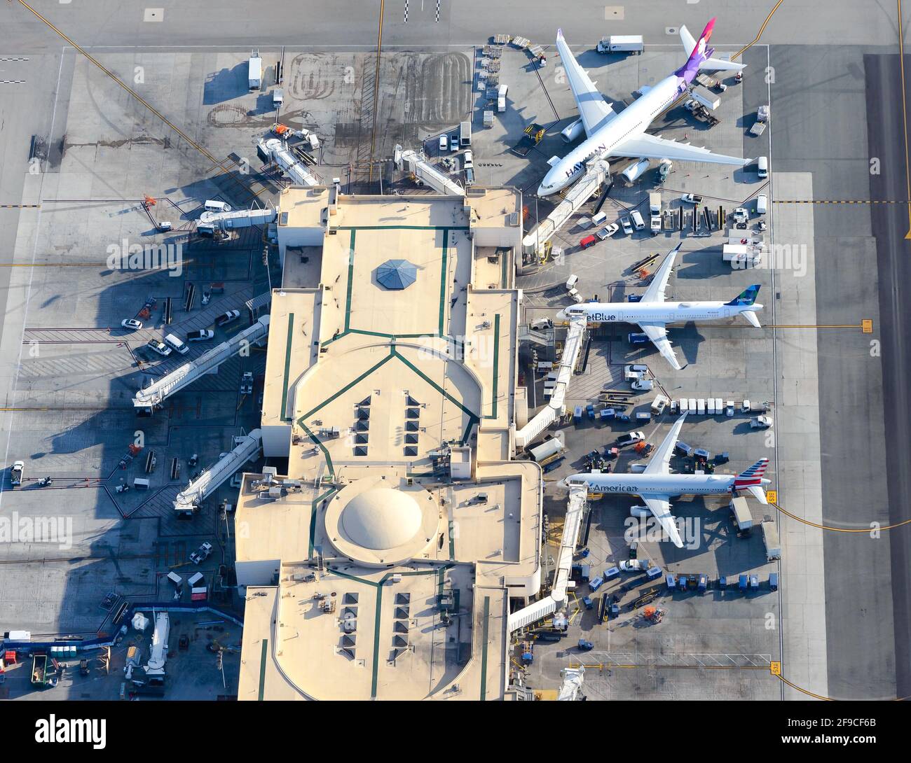 Terminal 5 à l'aéroport international de Los Angeles, États-Unis. Vue aérienne du terminal 5 de l'aéroport LAX. Compagnies aériennes des États-Unis. Banque D'Images