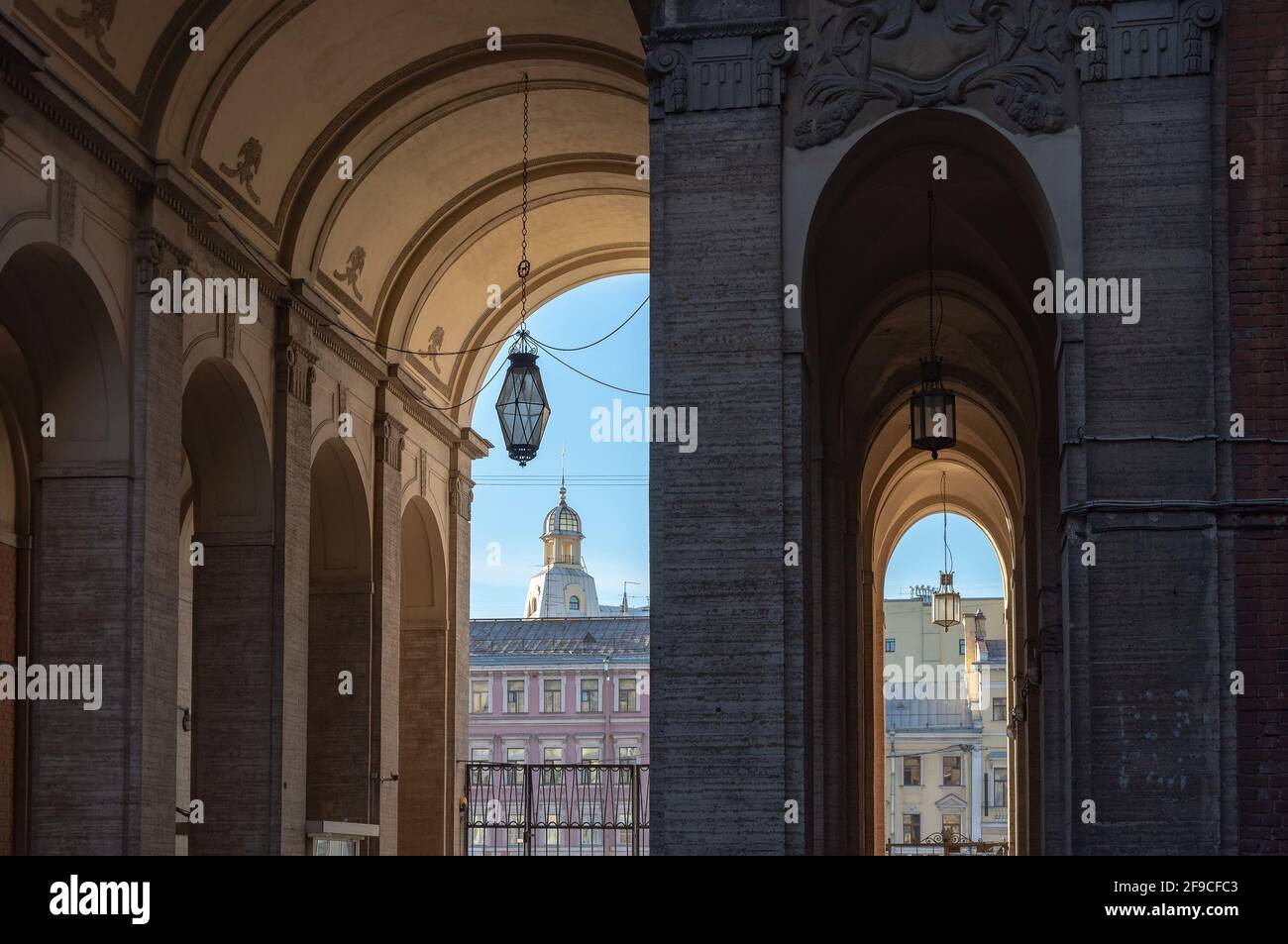 Saint-Pétersbourg, Russie – 24 mars 2021 : Maison Tolstoï - bien connue pour les touristes et les groupes d'excursion immeuble résidentiel dans le centre de la ville Banque D'Images