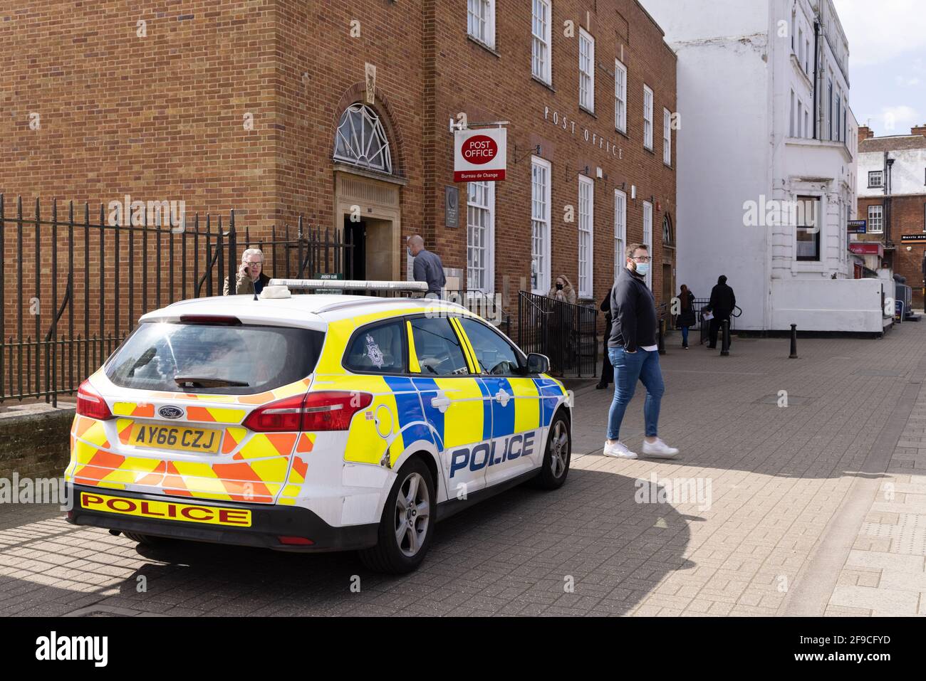 Voiture de police UK; une voiture de la police du Suffolk garée devant le bureau de poste, la rue High, Newmarket Suffolk UK Banque D'Images