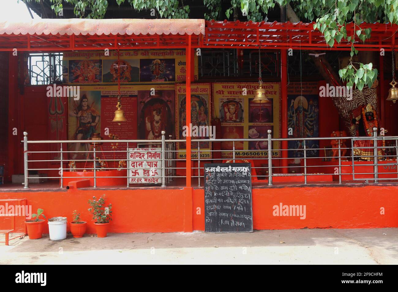 New Delhi, Inde. 17 avril 2021. Un temple vu déserté pendant le verrouillage de fin de semaine.la situation alarmante ce verrouillage de fin de semaine a été imposé pour combattre les cas Covid-19. Delhi et d'autres gouvernements d'État ont imposé des restrictions partielles sur les fermetures de week-end et les couvre-feux de nuit. Les gens sont restés confinés à leurs foyers pour qu'ils puissent briser la chaîne de transmission du coronavirus. L'Inde a signalé un nombre record de 217,353 nouveaux cas vendredi. Crédit : SOPA Images Limited/Alamy Live News Banque D'Images