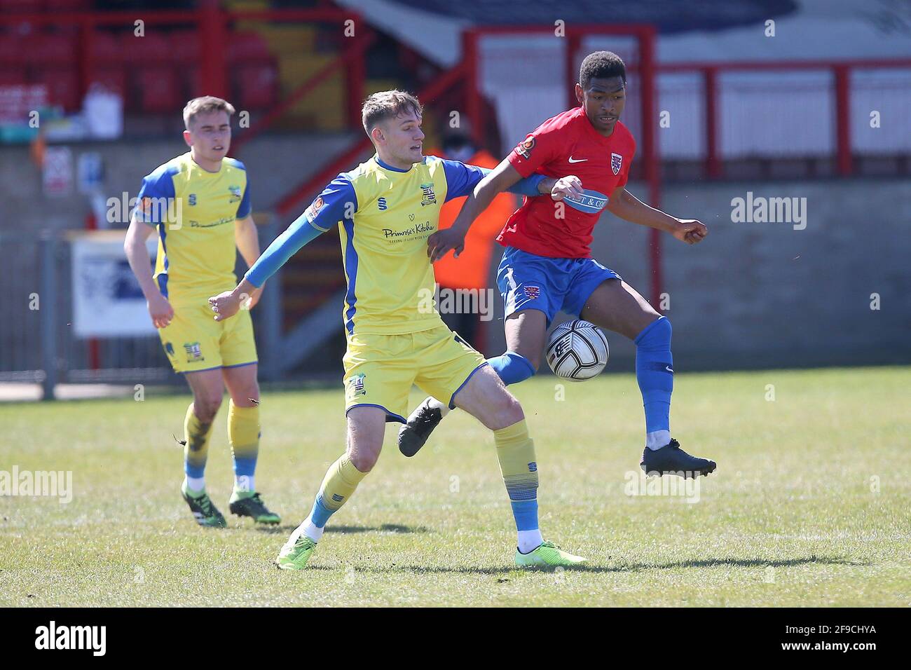 Callum Maycock de Solihull et Mohammed Sagaf de Dagenham pendant Dagenham & Redbridge vs Solihull Moors, Vanarama National League football au Chig Banque D'Images