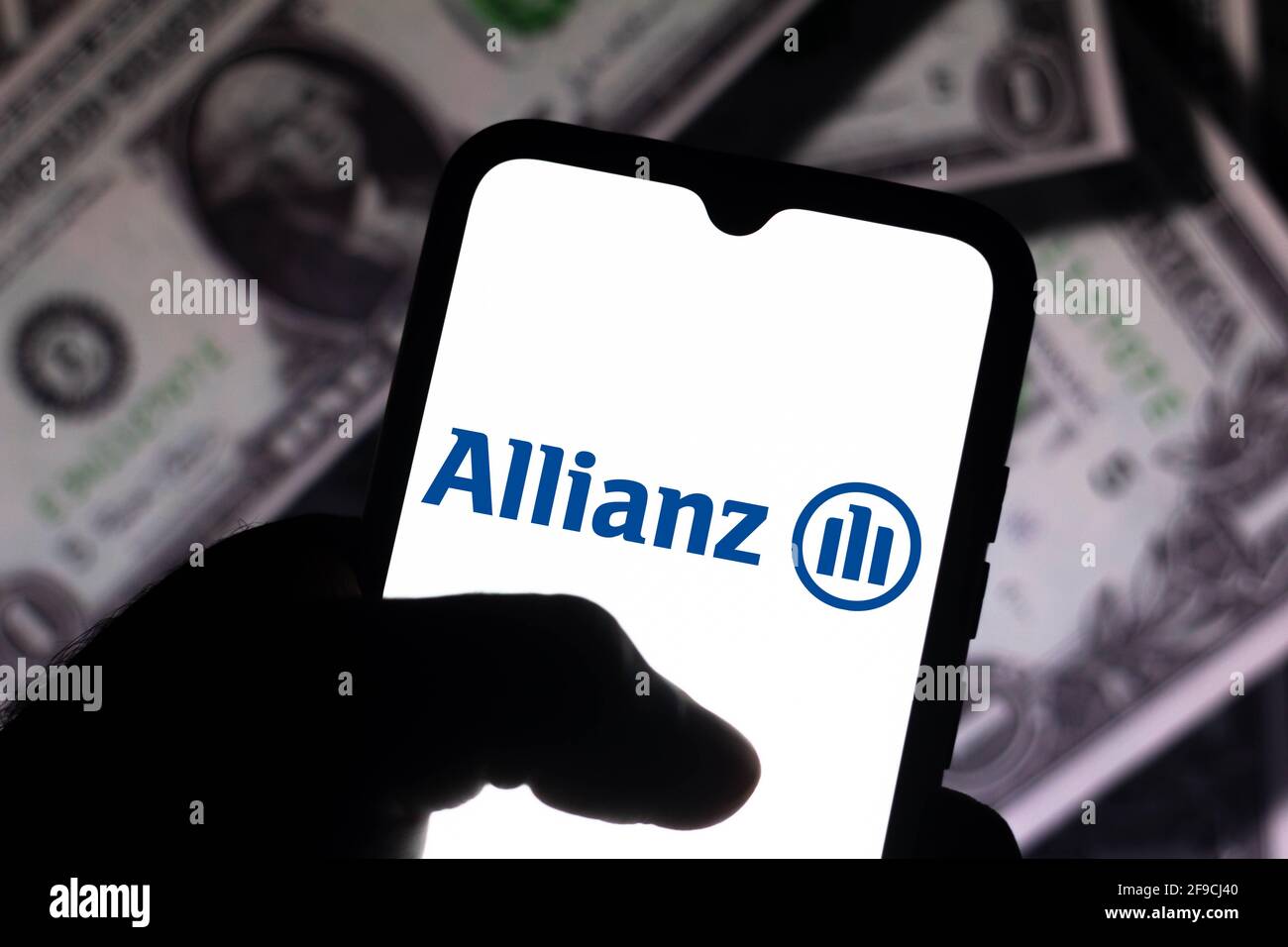 Brésil. 17 avril 2021. Sur cette photo, le logo Allianz se apparaît sur l'écran d'un smartphone. Credit: Rafael Henrique/SOPA Images/ZUMA Wire/Alamy Live News Banque D'Images