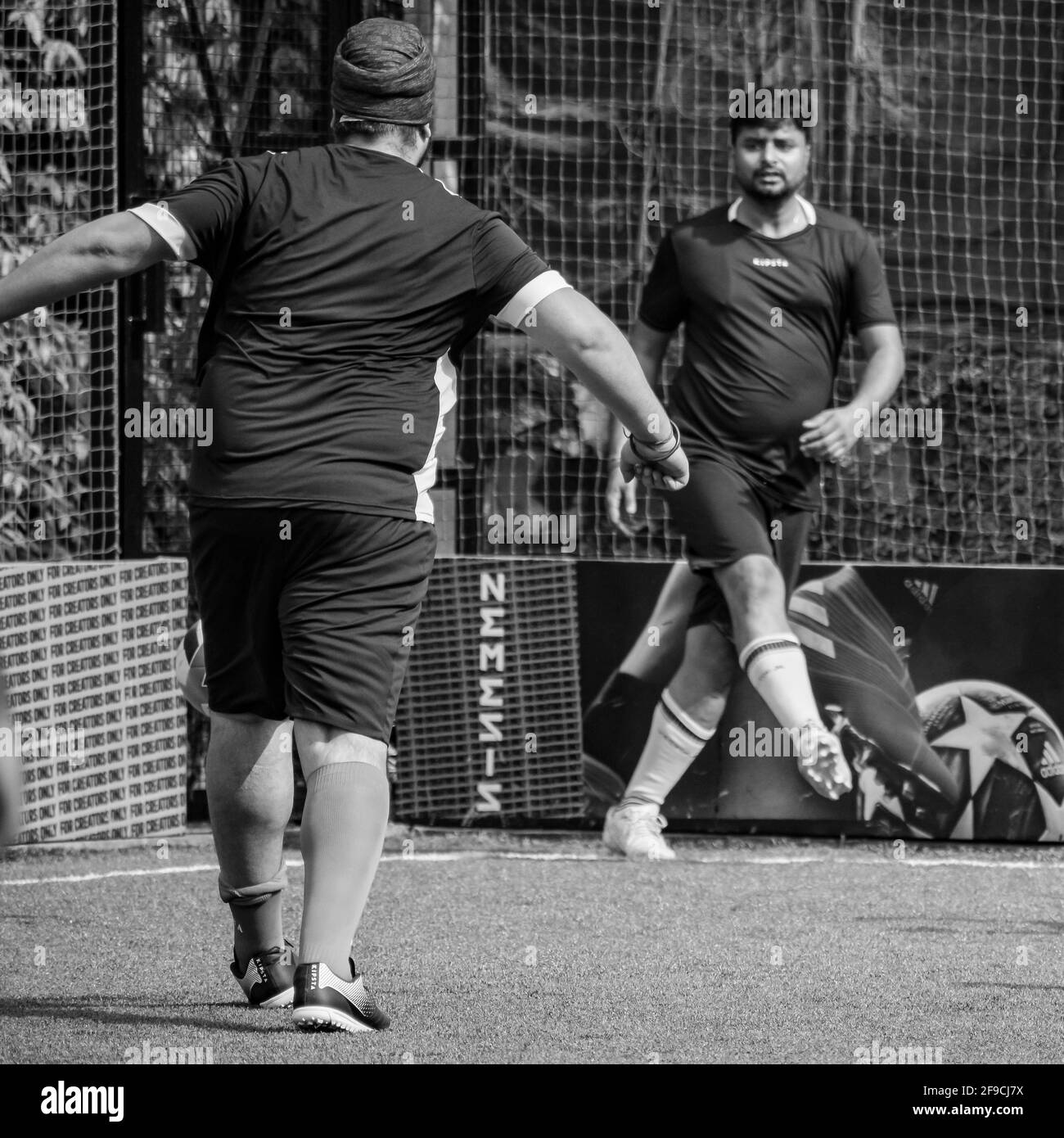 Delhi, Inde - juillet 19 2019 : footballeurs de l'équipe locale pendant le match dans le championnat régional de Derby sur un mauvais terrain de football. Moment chaud du pied Banque D'Images