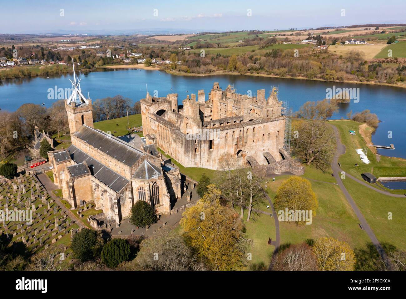 Vue aérienne du palais de Linlithgow, église paroissiale de St Michaels à côté du Loch de Linlithgow à West Lothian, Écosse, Royaume-Uni Banque D'Images