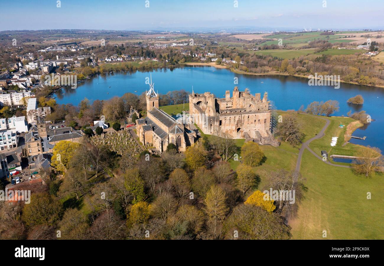 Vue aérienne du palais de Linlithgow, église paroissiale de St Michaels à côté du Loch de Linlithgow à West Lothian, Écosse, Royaume-Uni Banque D'Images