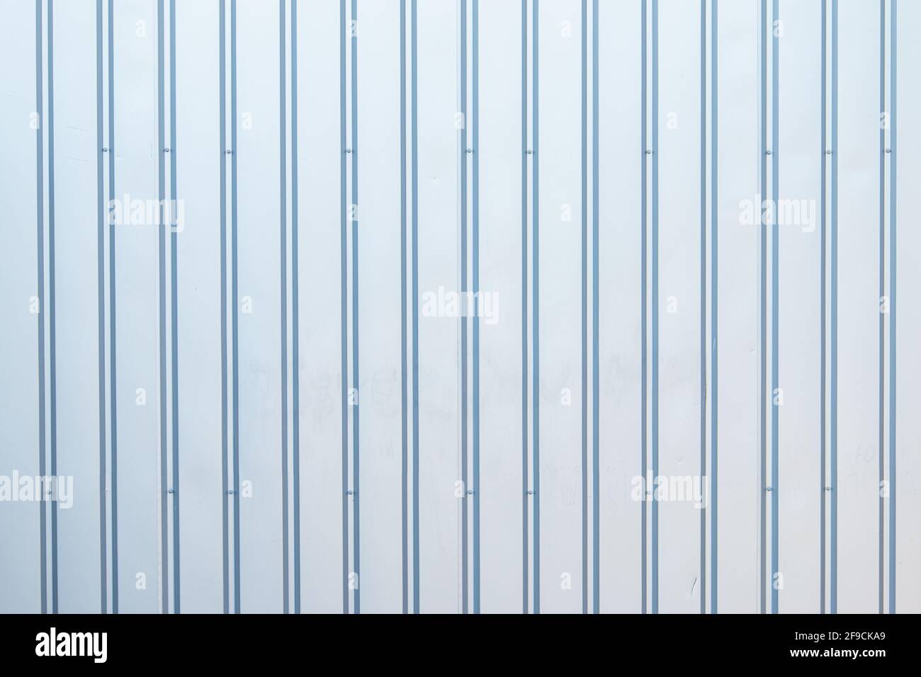 Mur composé de panneaux rayés en métal miroitant brillant Banque D'Images
