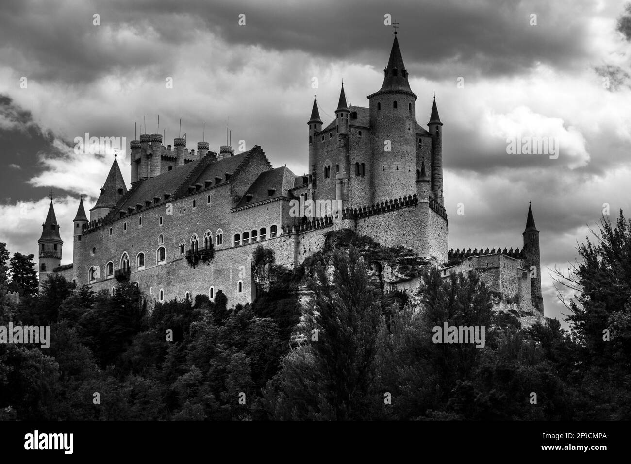 Grasshofer shof Segovia Fortress à Segovia, Espagne sous un ciel sombre Banque D'Images