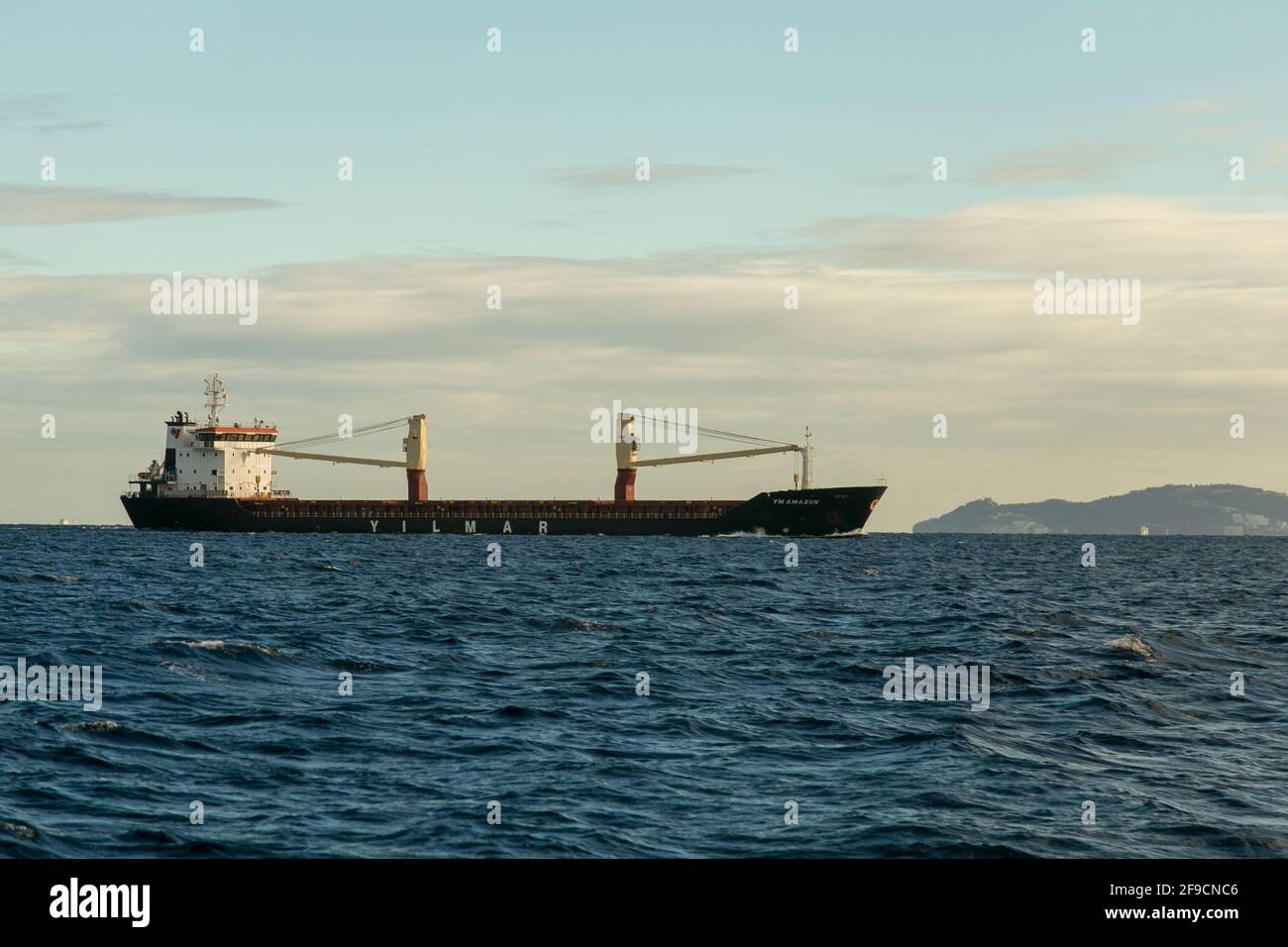 YM Amazone navire (IMO: 9622758) traversant le détroit de Gibraltar est un cargo général qui a été construit en 2013 et navigue sous le drapeau de Malte Banque D'Images
