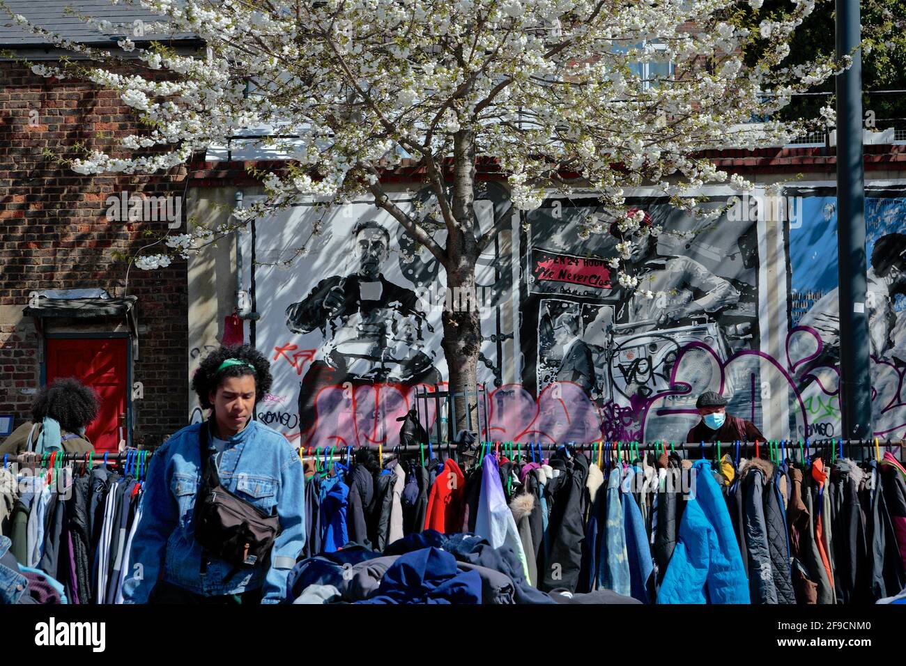 Londres (Royaume-Uni), le 17 avril 2021 : le marché Deptford, dans le sud-est de Londres, est ouvert et les rues sont occupées par des membres du public, après le lockd t covid Banque D'Images