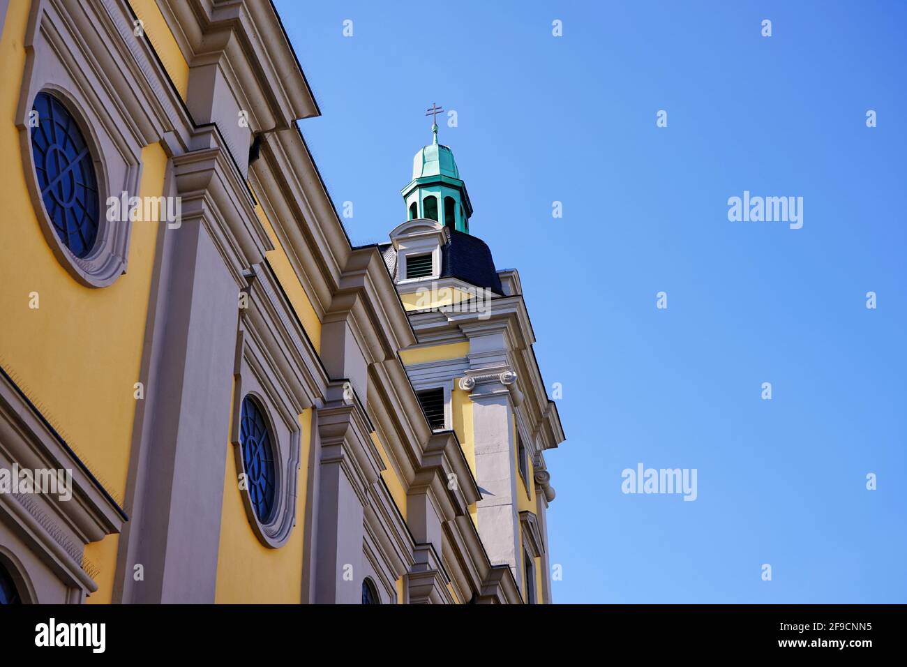 Le magnifique bâtiment de Sankt-Andreas-Kirche dans la vieille ville de Düsseldorf avec un fond bleu ciel. Banque D'Images
